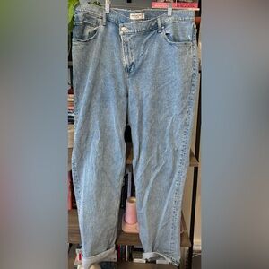 Abercrombie & Fitch The 90’s Straight Ultra High Rise in Mid Wash